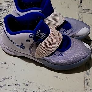 Nike Kyrie Azurte